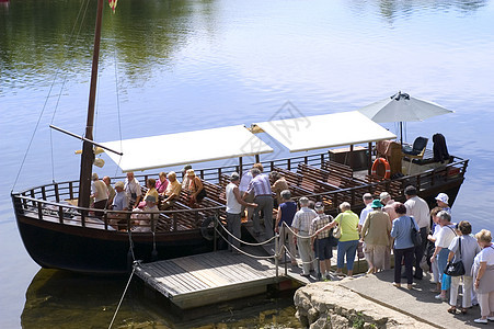 在多多尼干河边的巴格导航旅游职位休闲历史服务贸易运输图片