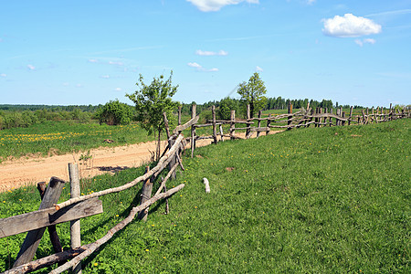 沿公路的旧围栏衬套牧场木材风景障碍指甲植物乡村垃圾场景图片