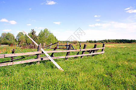 田间旧围栏图片