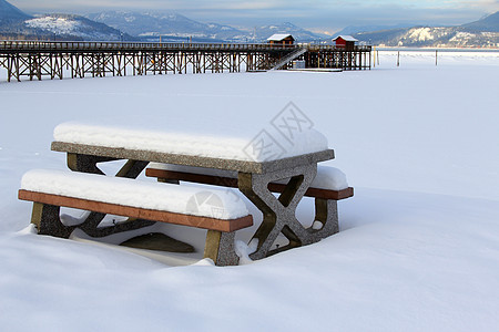 沙门鱼臂雪雪码头支撑山峰旅行池塘长椅餐桌场景观光风景图片