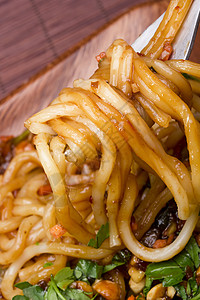 叉子上的意大利面条芝麻烹饪文化闽南话午餐味道美食餐具用具盘子图片