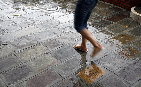 在雨中漫步摄影运动城市气候天气旅游游客水平女性人行道图片