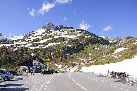 瑞士的奥伯拉普通行证风景冰川天空蓝天道路街道通行证山脉图片