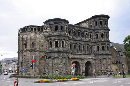 德国特里尔尼格拉港废墟遗迹旅游黑门风景建筑游客天空观光历史图片