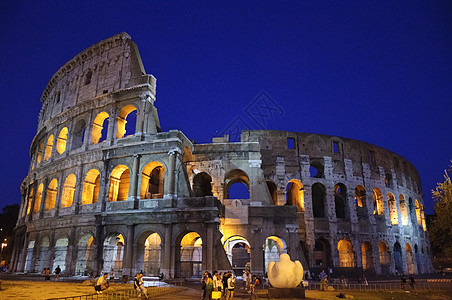 意大利斗兽场晚上在意大利罗马举行盛大文化遗产都市风景中心蓝天晴天竞技场历史天空点亮背景