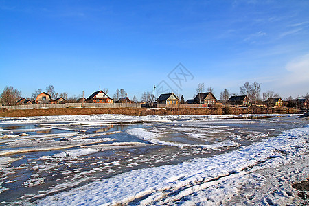 河上冰雪的驱动力乡村天空小屋建筑寒冷寒意蓝色城市场景天气图片