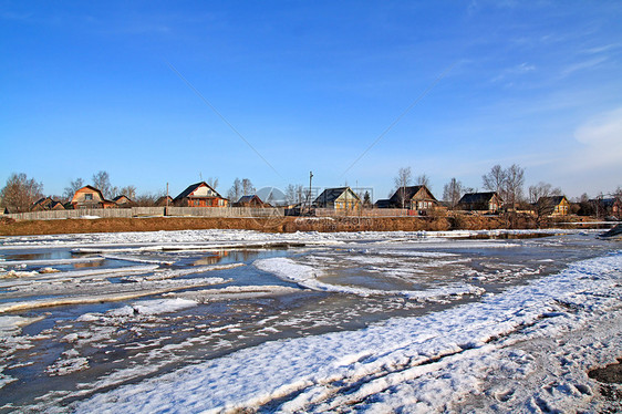 河上冰雪的驱动力乡村天空小屋建筑寒冷寒意蓝色城市场景天气图片