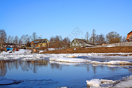 河上冰雪的驱动力乡村海岸寒意风景房子天空建筑季节小屋天气图片