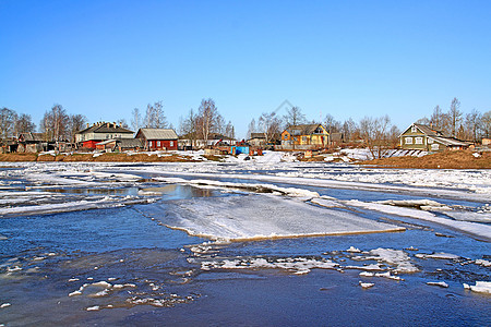 河上冰雪的驱动力寒意小屋建筑海岸城市天气季节寒冷场景太阳图片