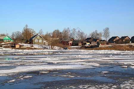 河上冰雪的驱动力场景天空季节太阳海岸风景小屋建筑寒意天气图片