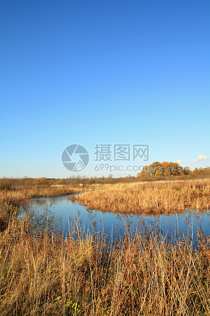 秋天田地上的小河天空气候场地场景植物蓝色天堂阳光天气环境图片
