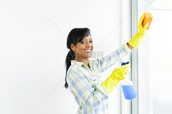 微笑的妇女打扫窗户主妇擦洗琐事女性塑胶家务家政消毒剂成人瓶子图片