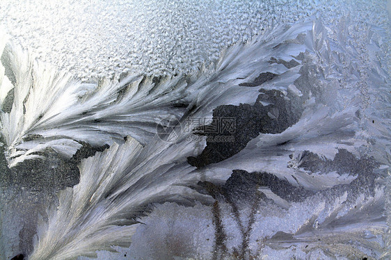 窗口上的冰季节气候蓝色磨砂棕色雪花窗户日落温度结晶图片