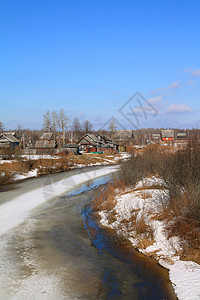 冰雪在河上村庄住宅反射季节社区云杉旅行海岸农场天气图片