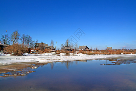 冰雪在河上反射雪堆风景天气场景蓝色社区云杉村庄建筑图片
