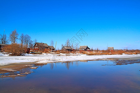 冰雪在河上反射社区村庄溪流天气雪堆旅行住宅风景池塘图片