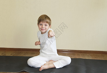 在家里做瑜伽宝宝手势手指孩子生活童年男生享受白色思维孤独图片