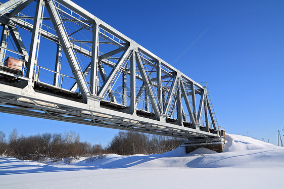 通过冷冻河流的铁路桥梁跨越边缘径流领带美丽过境螺栓小路平行线建筑图片