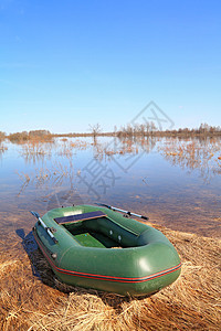 大湖上的橡皮船钓鱼牧场洪水码头草本植物阴影树叶露营森林草地图片