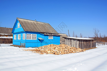 建筑附近的木柴场地管道裂痕房子天空农场备货寒意国家乡村图片