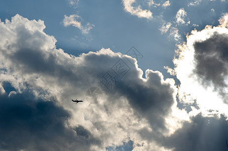 云层背景的空中飞机图片