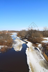 冰雪在河上城市村庄云杉建筑社区房子海岸风景针叶溪流图片