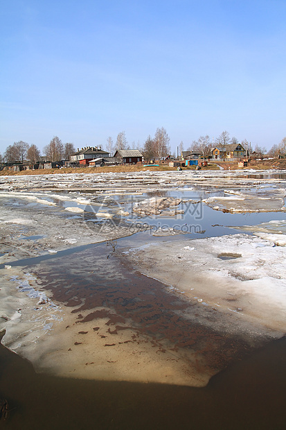 冰雪在河上树木暴风雪场景草地建筑休息海岸线季节村庄植物图片