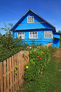 以天为背景的蓝蓝色农村房屋人行道家庭财产场景房子住宅农家草地农场木头图片
