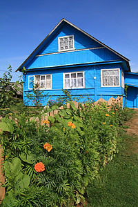 以天为背景的蓝蓝色农村房屋鲜花乡村村庄住宅栅栏农家牧场建筑家庭院子图片