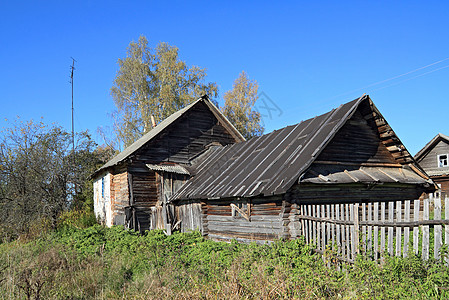 旧台灯村里旧木屋窗户农场乡村场景城市村庄木头建筑森林房子背景