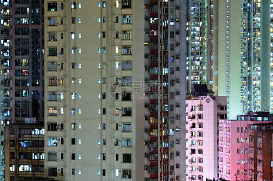 夜间的公寓楼多层地板摩天大楼不动产房子住宅住房晴天抵押城市图片