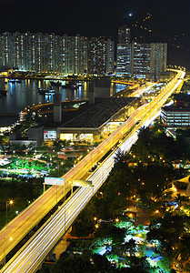 在现代城市的夜间高速公路车辆路口运输立交桥曲线交通车道射线土地场景图片