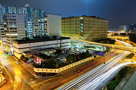 夜间的大城市交通和高速公路公共汽车建筑商业场景摩天大楼运输车辆沥青地标戏剧性图片
