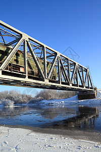 穿越小河的铁路桥航程运输速度旅行火车平行线建筑小路径流领带图片