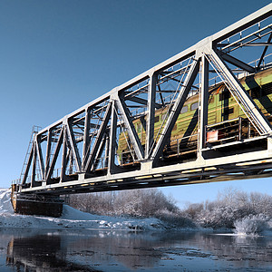 穿越小河的铁路桥旅行技术径流运输小路螺栓航程过境跨越火车图片