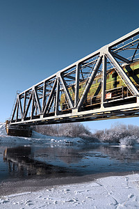穿越小河的铁路桥交通领带天空平行线运输技术速度跨越美丽机车图片