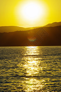 日落在海面上天际反射阳光海浪太阳天气晴天日光气候橙子图片