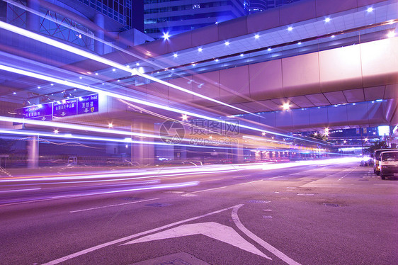 现代城市商业区繁忙的夜间交通活动地标速度建筑天际场景蓝色辉光旅行运输景观图片