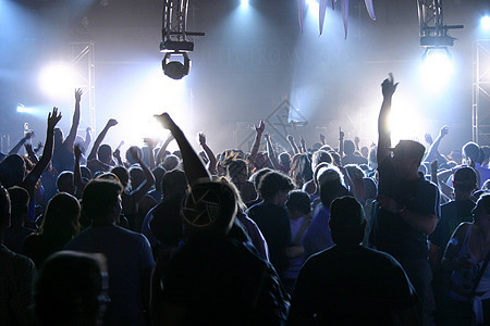 现场音乐与人派对岩石舞蹈夜生活音乐乐队人群展示庆典团体背景图片
