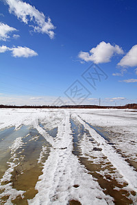 冬季公路上的雪下水寒意多云乡村痕迹天空蓝色危险洪水白色反射图片