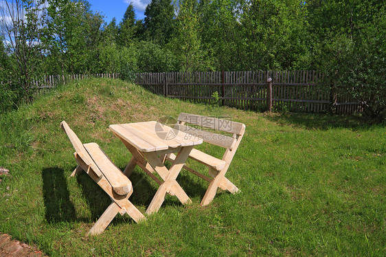 夏季公园木制家具图片