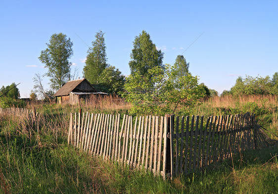 农舍附近的旧木板围栏风景障碍乡村指甲牧场风化外壳植物学财产蔬菜图片