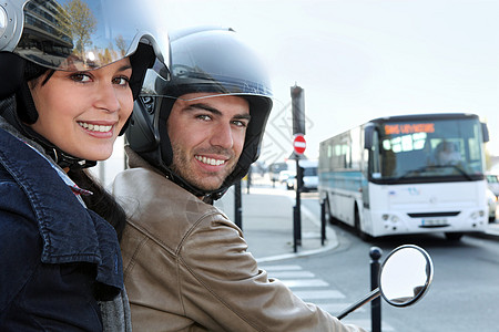 在十字路口骑摩托车的夫妇图片