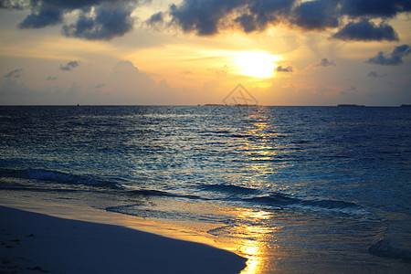 日落在海中旅行橙子天气海洋蓝色阳光热带晴天场景假期图片