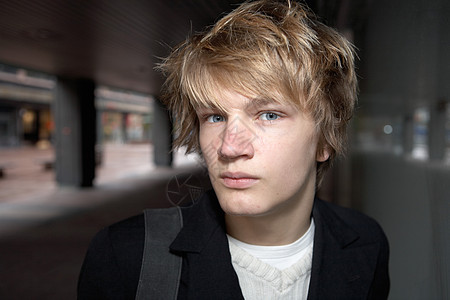 少年少年男孩环境衬衫毛衣夹克服装男生短发青年男性城市图片