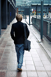 少年少年男孩服装环境男性青年城市男生街道牛仔裤旅行学生图片