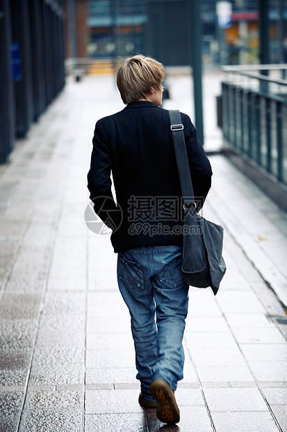 少年少年男孩服装夹克街道牛仔裤环境学生休闲旅行男生男性图片