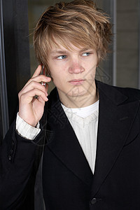 少年少年男孩青年男性街道电话衬衫细胞服装夹克短发毛衣图片