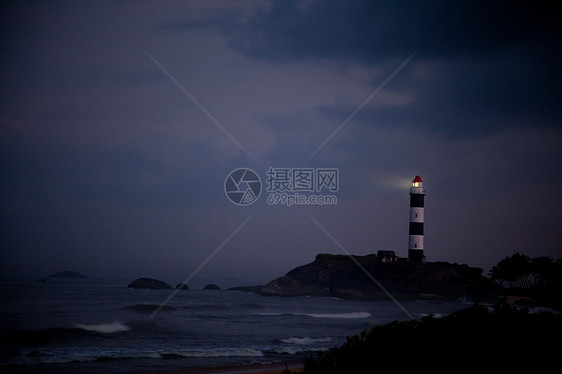 黄昏中的灯塔航行波浪导航海洋光束岩石解决方案孤独财富石头图片