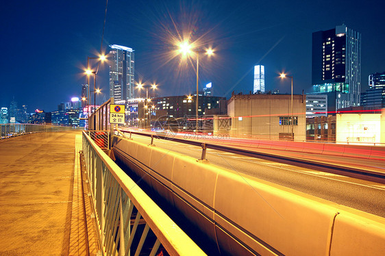 夜间行人过桥和交通桥运动立交桥日落建筑风景速度街道城市景观运输图片